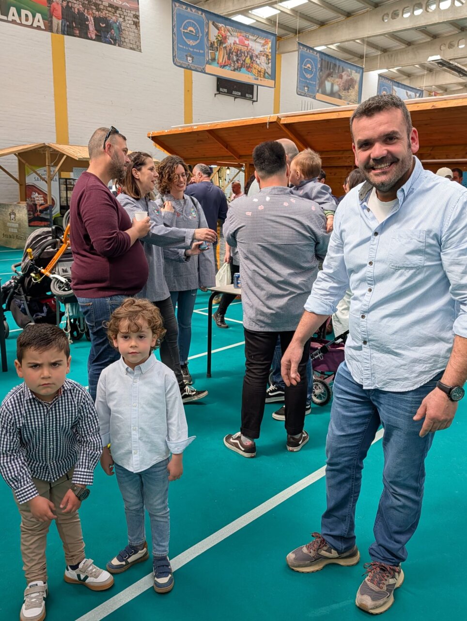Familias y amigos disfrutando en la Feria de la Matanza en Villada