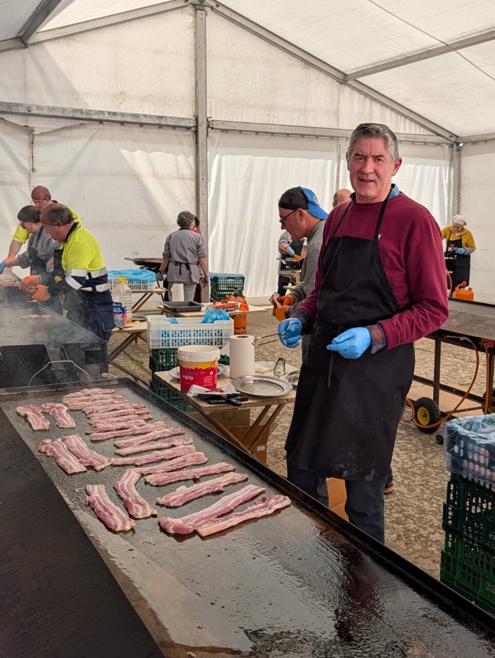 Hombre cocinando carne en la Feria de la Matanza en Villada