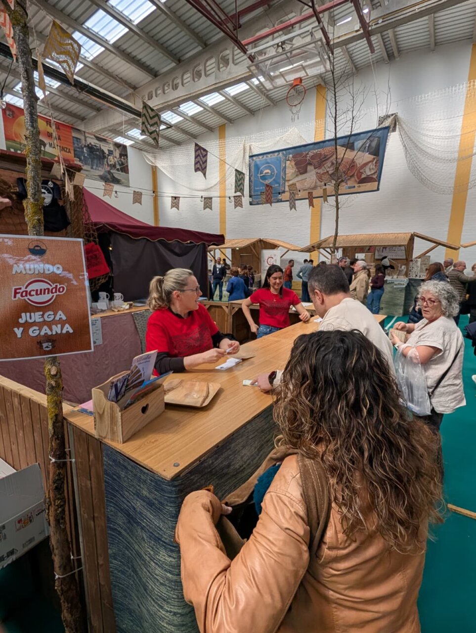 Visitantes interactuando en la Feria de la Matanza en Villada