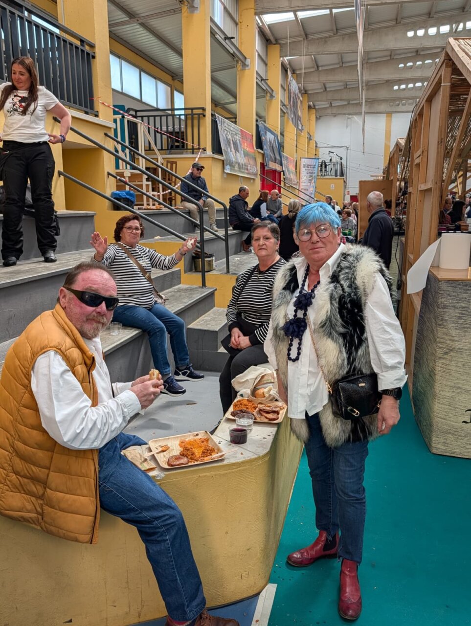 Personas disfrutando de la Feria de la Matanza en Villada