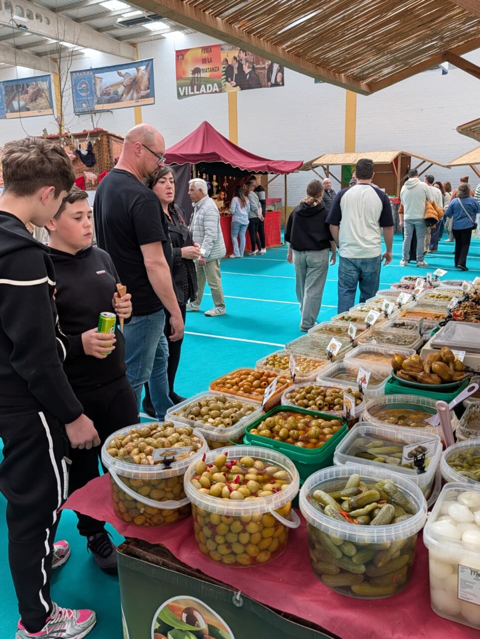 Visitantes en la Feria de la Matanza en Villada, con productos típicos.