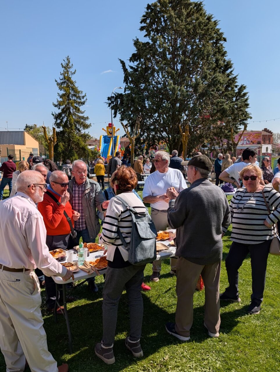 Grupo de personas disfrutando de la Feria de la Matanza en Villada