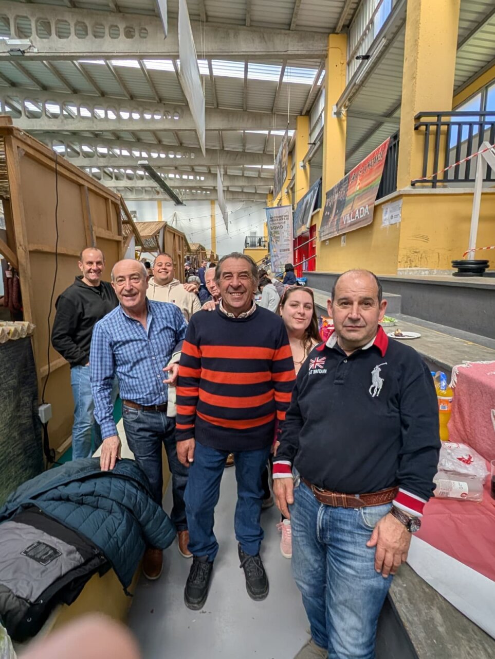 Grupo de personas sonriendo en la Feria de la Matanza en Villada