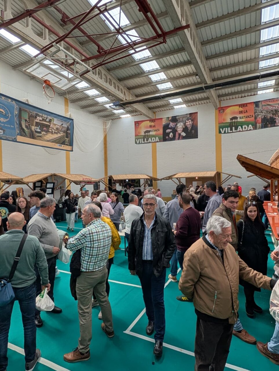 Multitud de personas disfrutando en la Feria de la Matanza en Villada