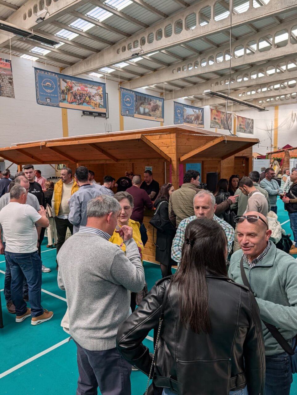 Personas socializando en la Feria de la Matanza en Villada