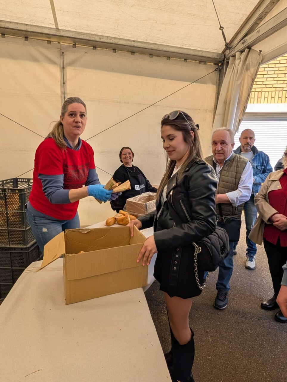 Mujer sirviendo comida en la Feria de la Matanza en Villada