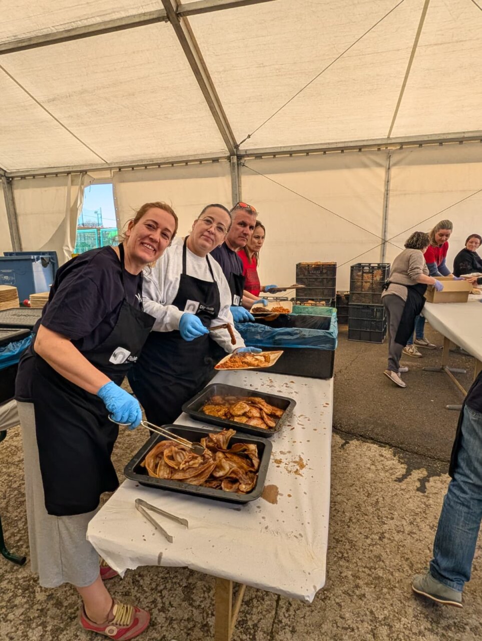 Grupo de personas cocinando en la Feria de la Matanza en Villada