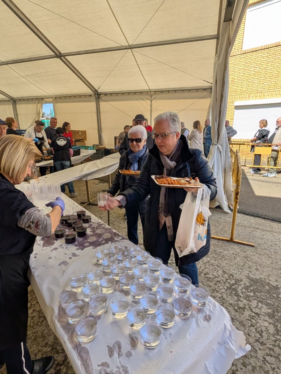 Visitantes disfrutando de la Feria de la Matanza en Villada