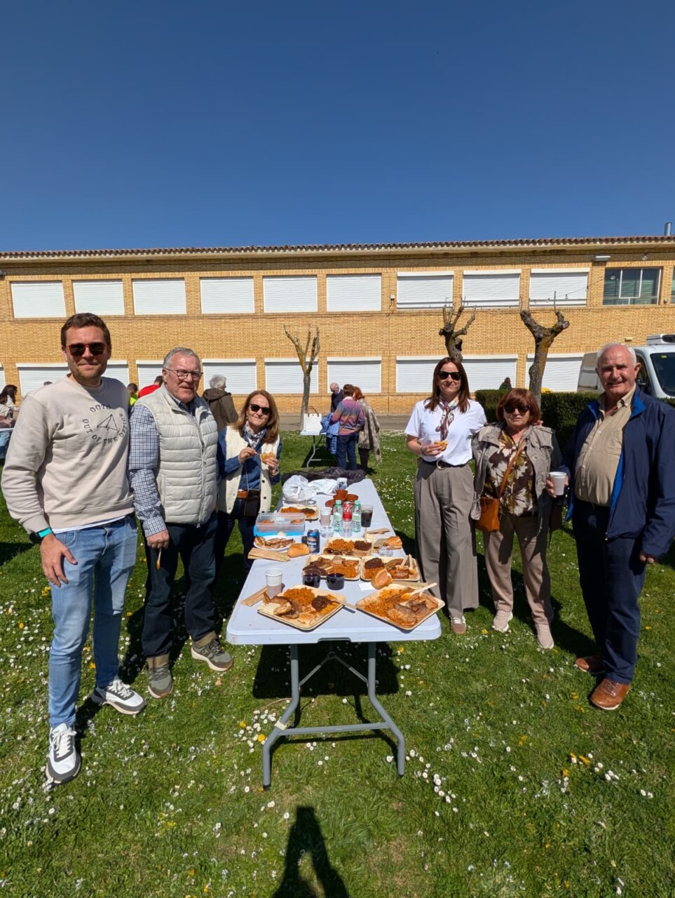 Grupo de personas disfrutando de la Feria de la Matanza en Villada