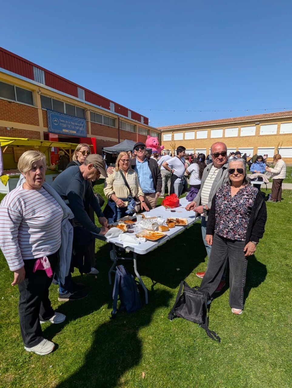 Grupo de personas disfrutando de la Feria de la Matanza en Villada