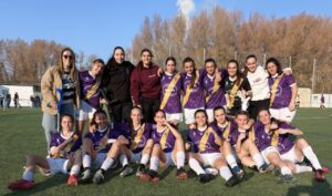 Jugadoras del Palencia Fútbol Femenino posando tras su victoria en Burgos