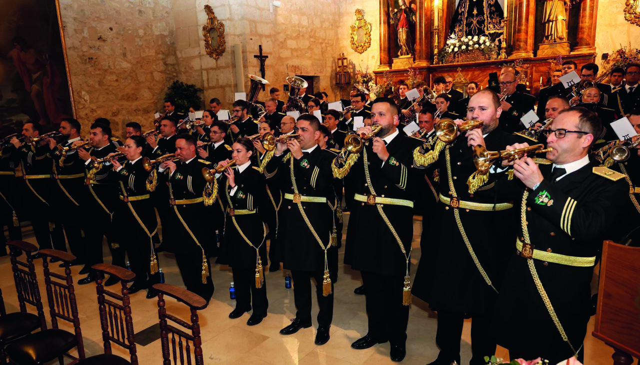 Miembros de la Banda de Cornetas y Tambores Santísima Trinidad tocando instrumentos