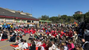 Niños y adultos en la feria Claritur del Colegio Padre Claret en Palencia.