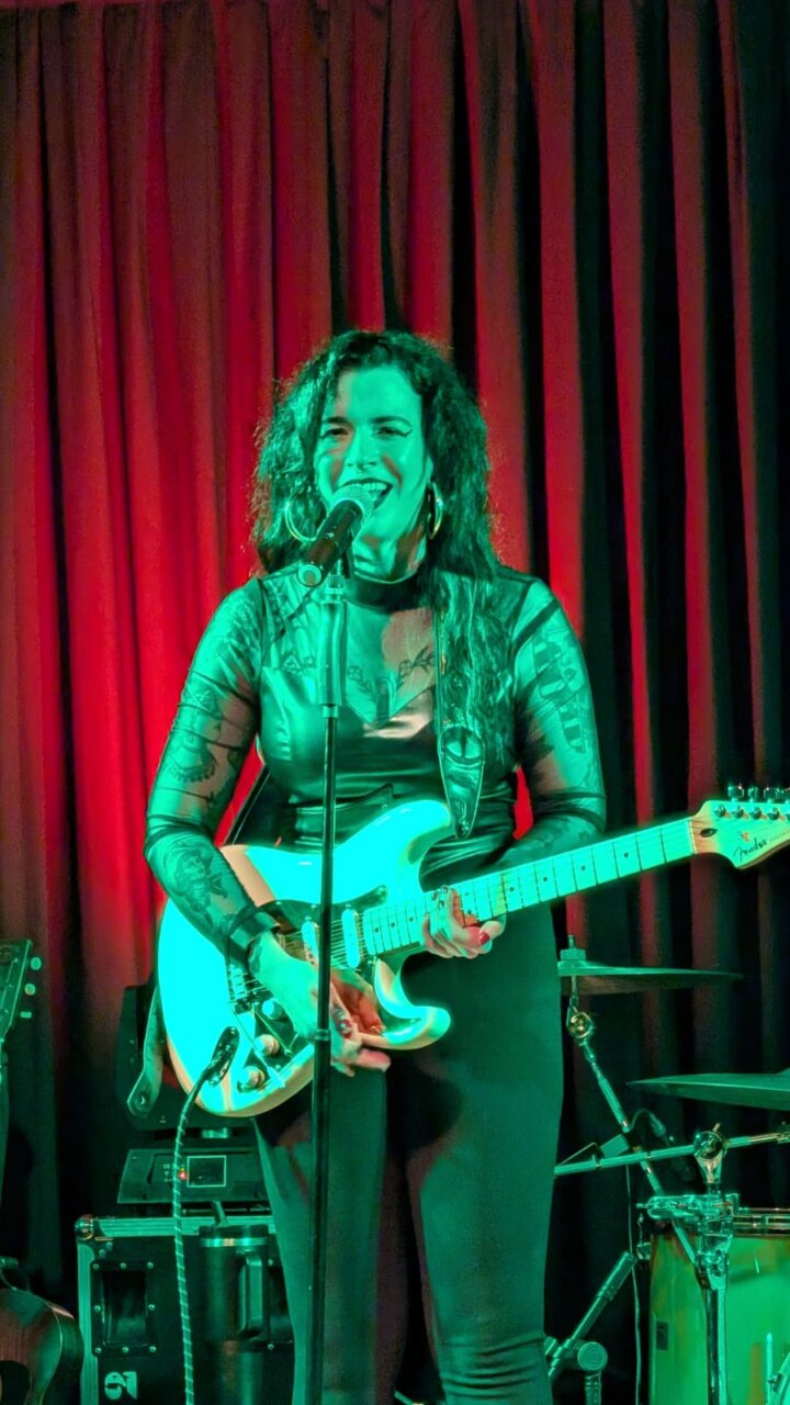 Anna Dukke cantando y tocando la guitarra en el Festiblues