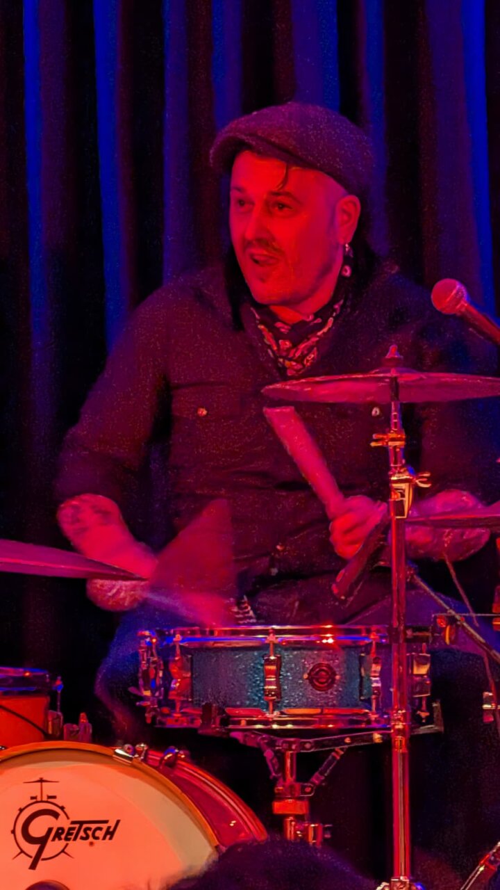 Músico tocando la batería durante el concierto de Anna Dukke en Festiblues