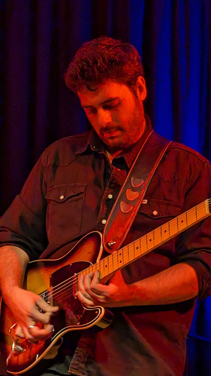 Músico tocando la guitarra en el Festiblues de Venta de Baños