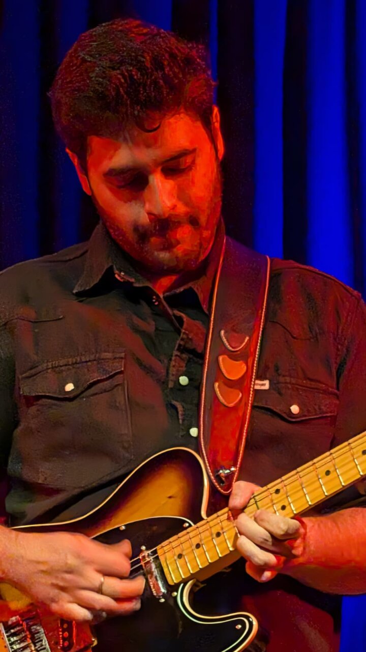 Músico tocando la guitarra en el Festiblues de Venta de Baños