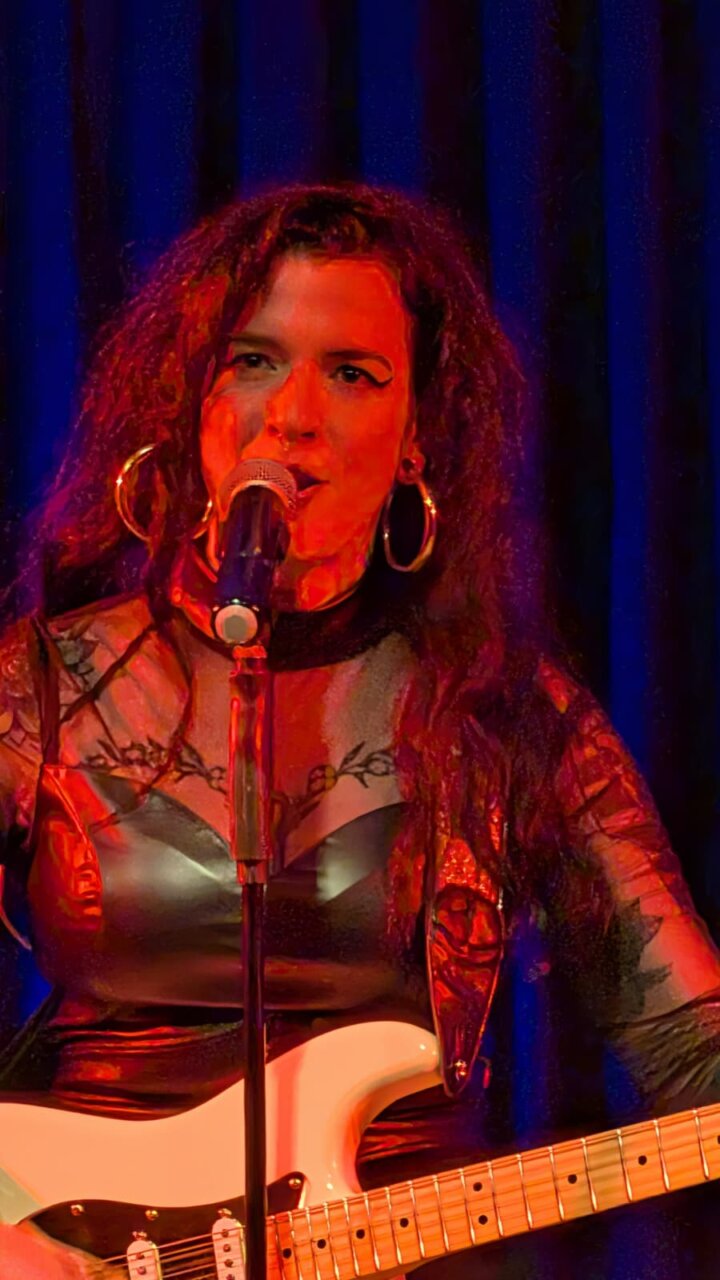 Anna Dukke cantando en el Festiblues de Venta de Baños