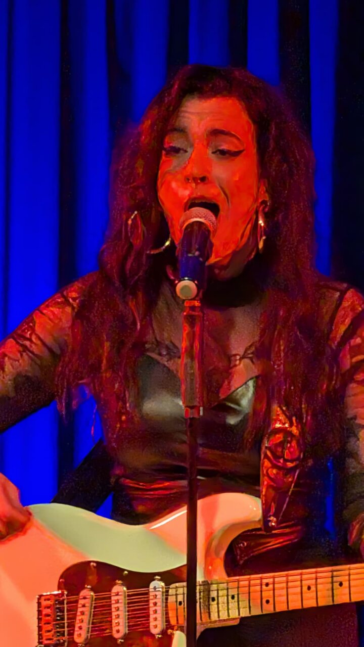 Anna Dukke cantando en el Festiblues de Venta de Baños