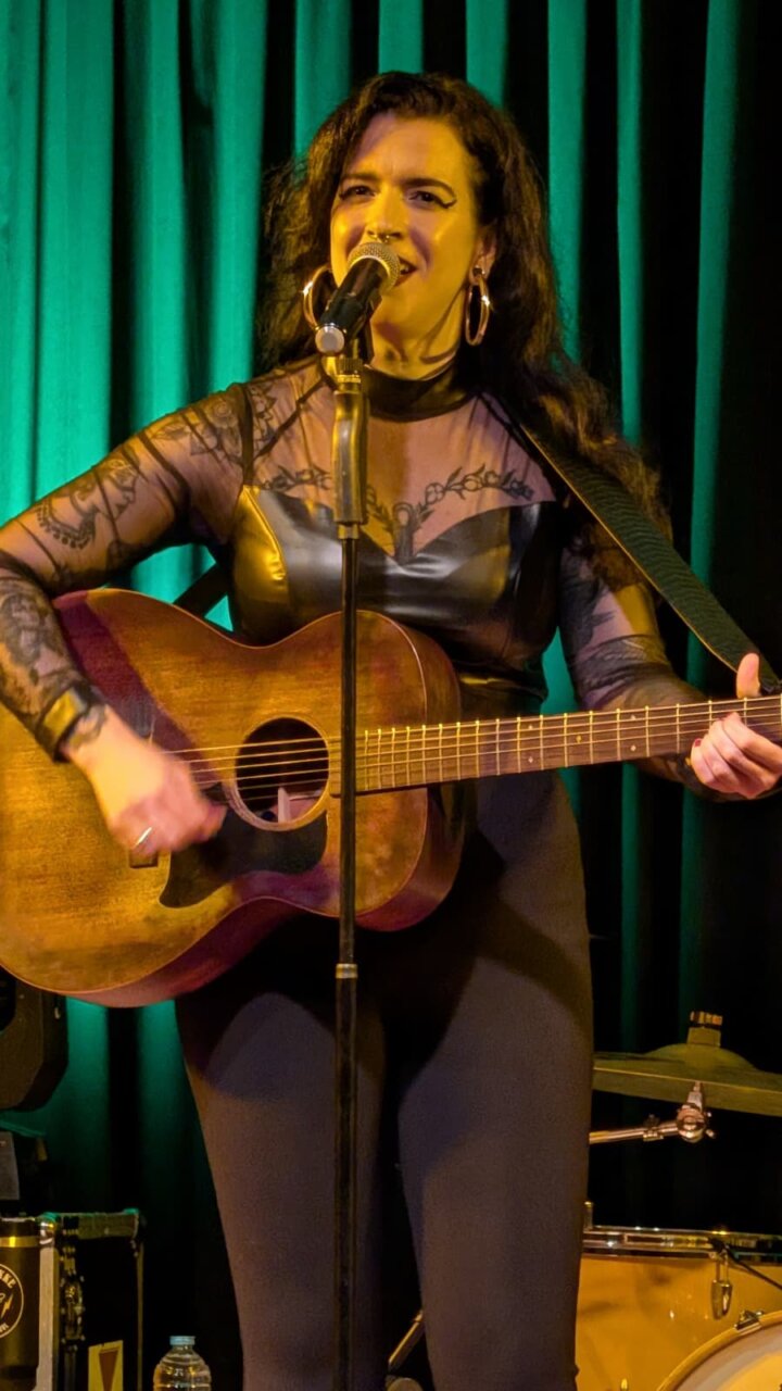 Anna Dukke cantando con guitarra en el Festiblues de Venta de Baños