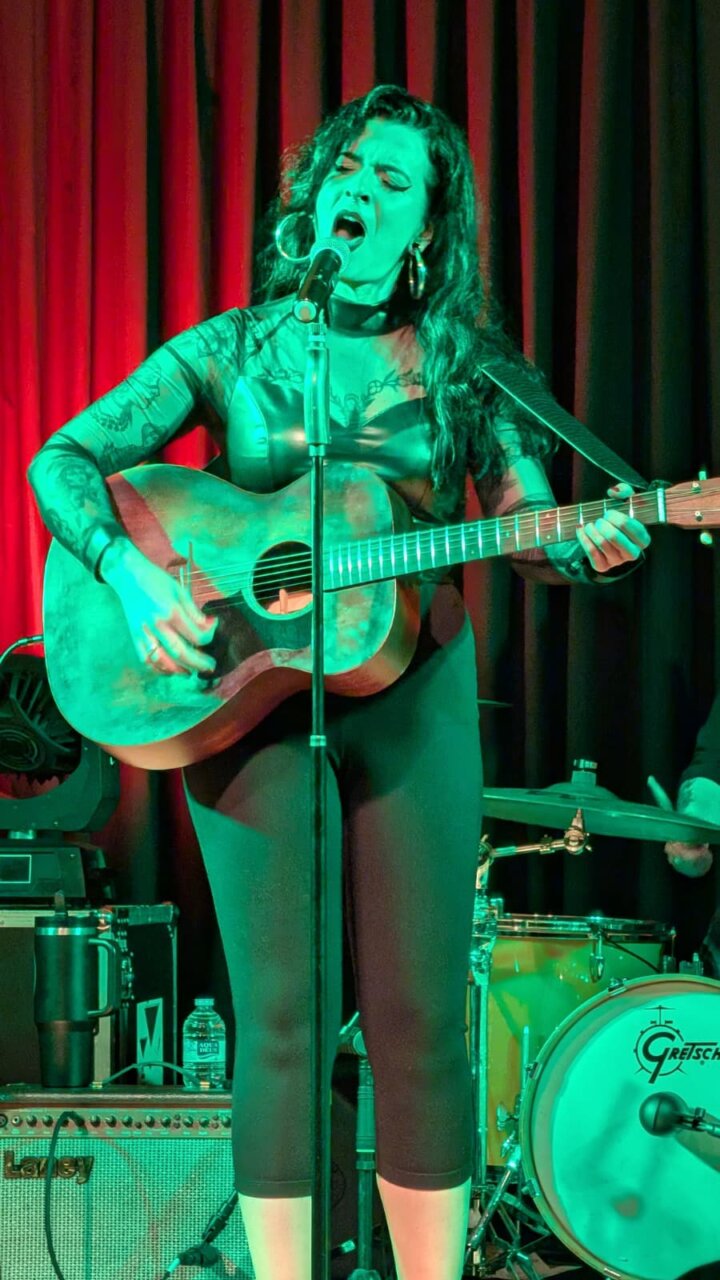 Anna Dukke cantando y tocando la guitarra en el Festiblues
