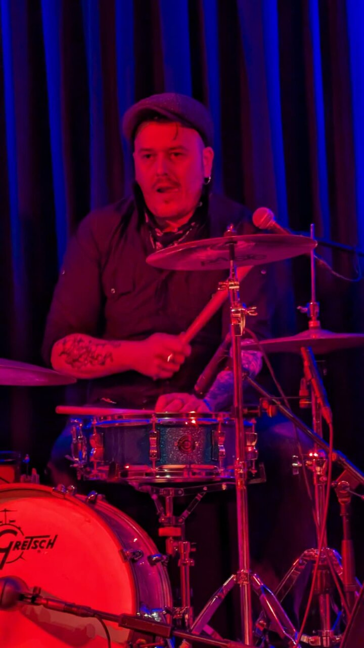 Músico tocando la batería durante el concierto de Anna Dukke