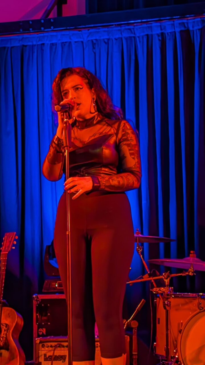 Anna Dukke cantando en el Festiblues de Venta de Baños