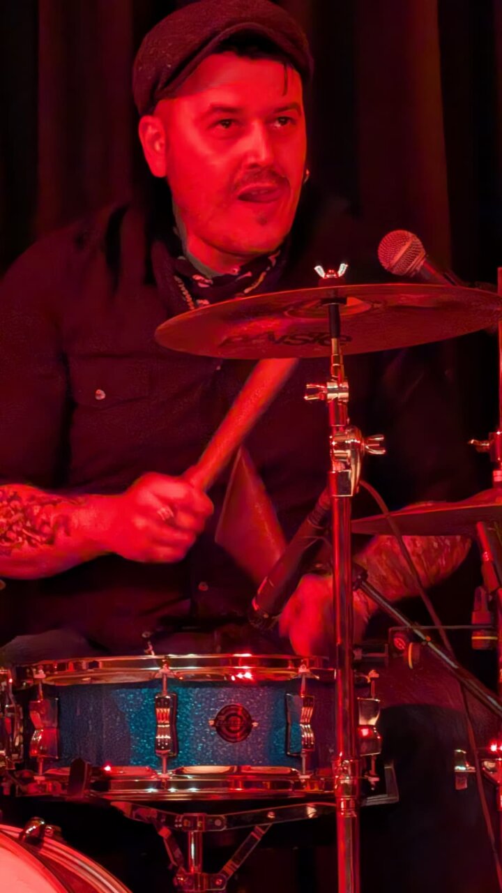 Músico tocando la batería en un concierto de Anna Dukke