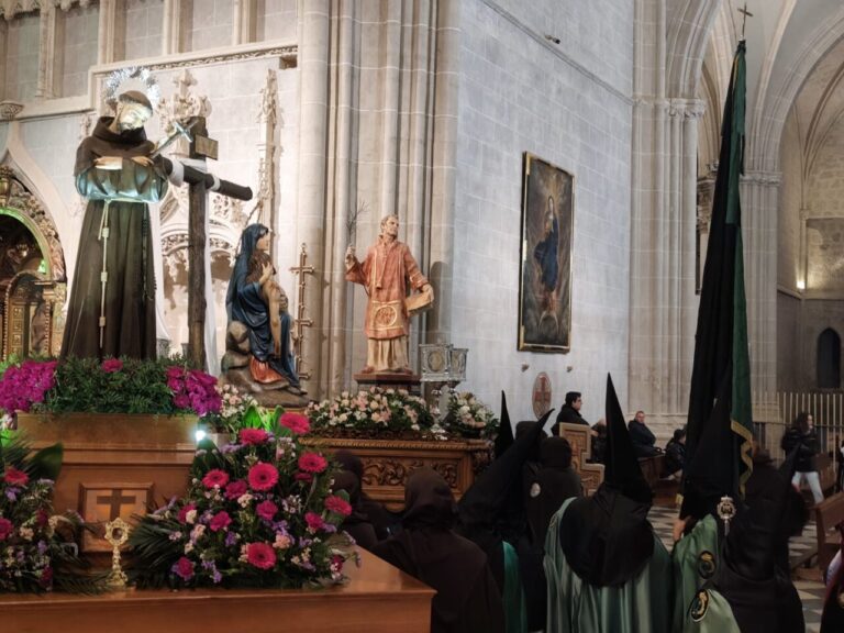 Procesión del Sábado de Dolores en Palencia con imágenes religiosas y flores