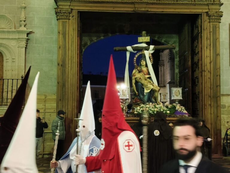 Procesión del Sábado de Dolores con la Virgen de la Piedad y cofrades