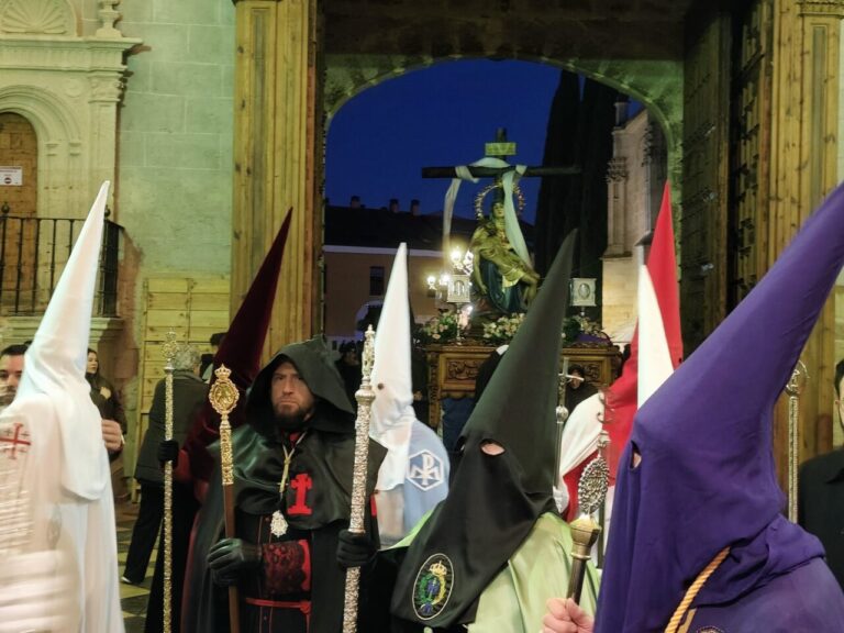 Cofrades en la procesión del Sábado de Dolores en Palencia