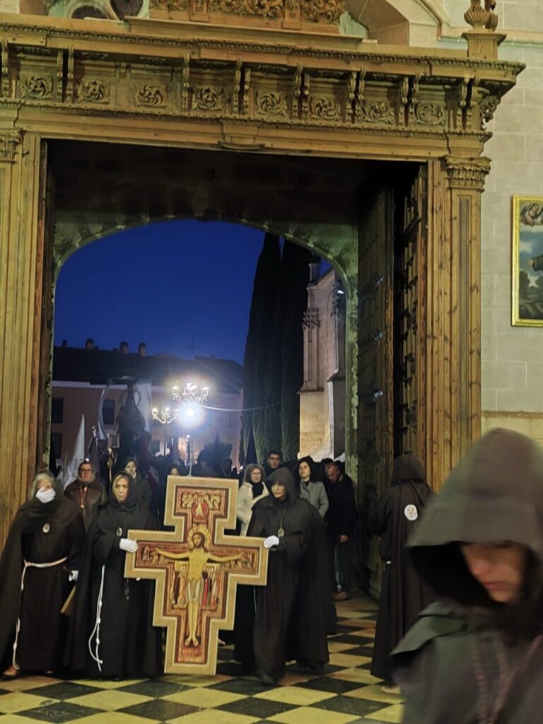 Cofrades con cruz en la procesión del Sábado de Dolores en Palencia