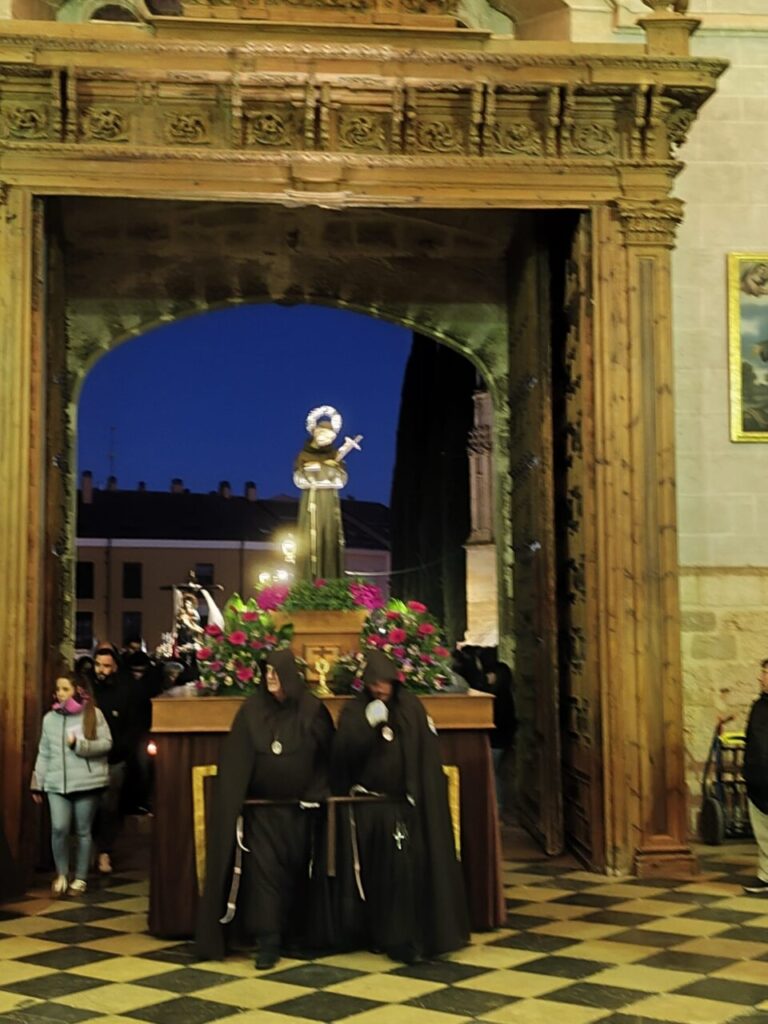 Cofrades de la Hermandad Franciscana en la procesión del Sábado de Dolores