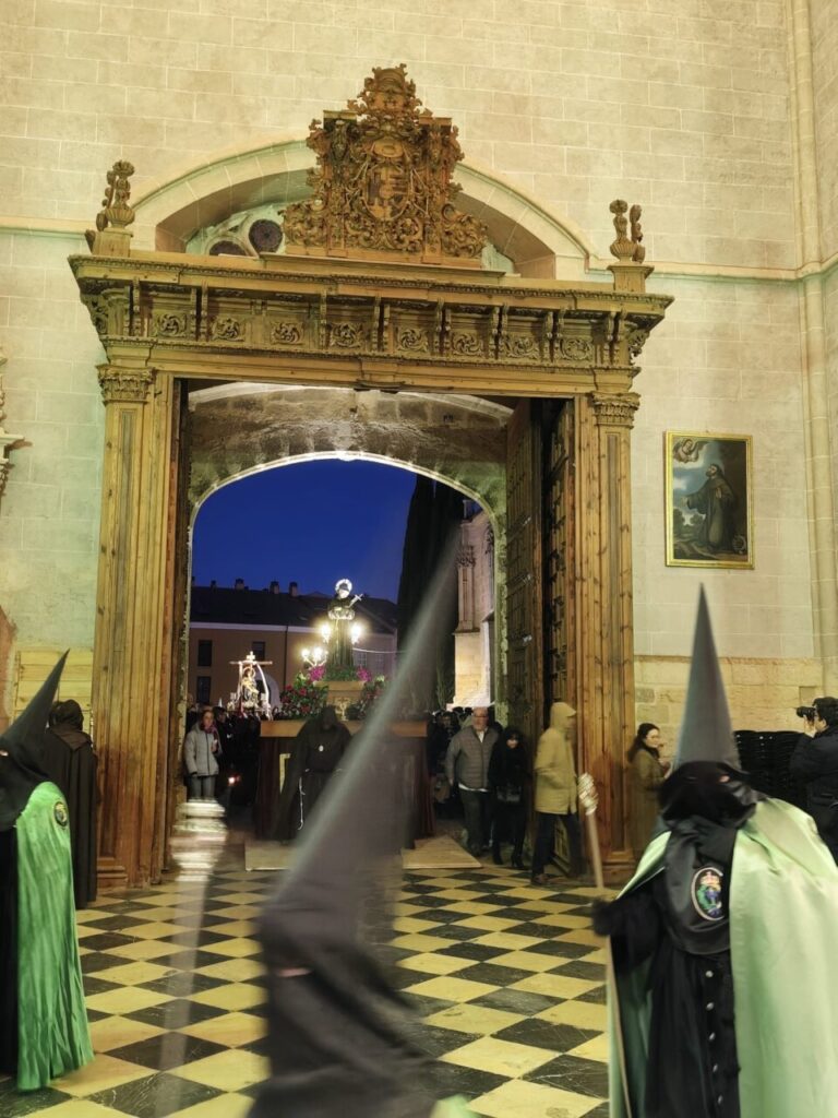 Procesión del Sábado de Dolores en Palencia con cofrades y público