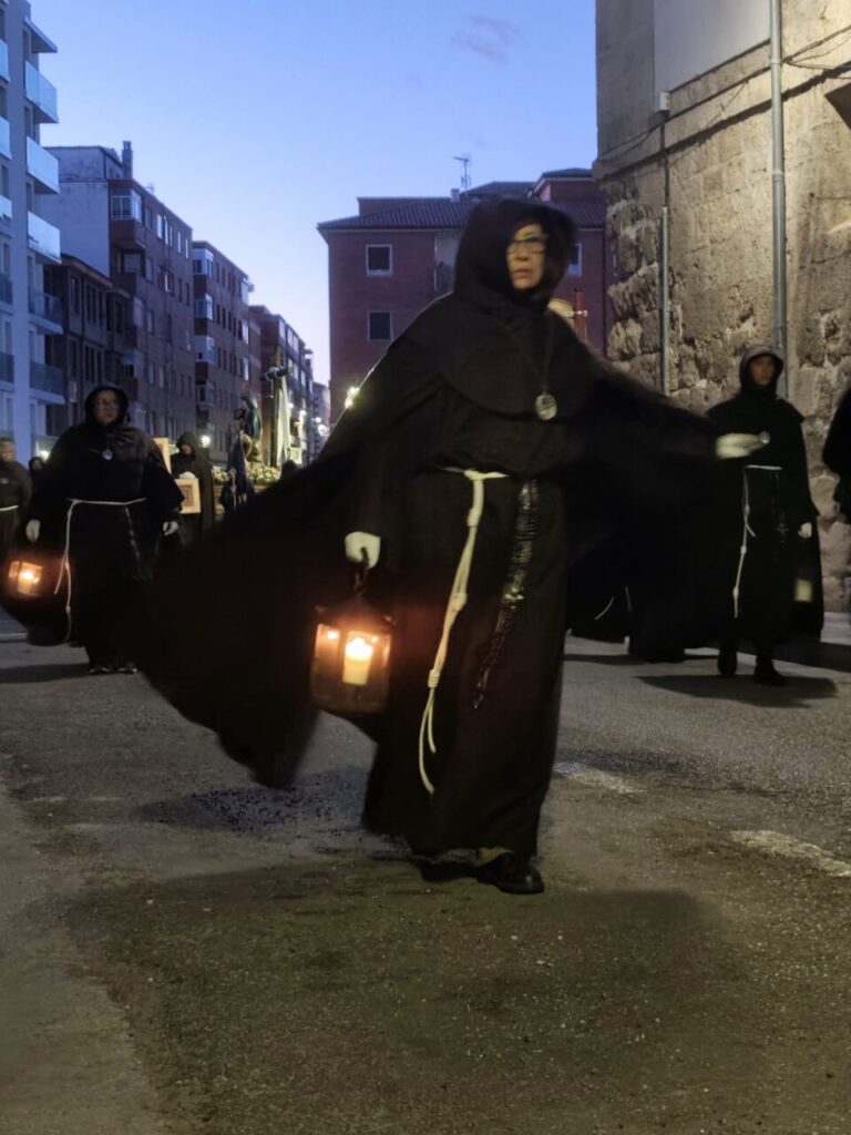 Cofrades con túnicas oscuras en la procesión del Sábado de Dolores en Palencia