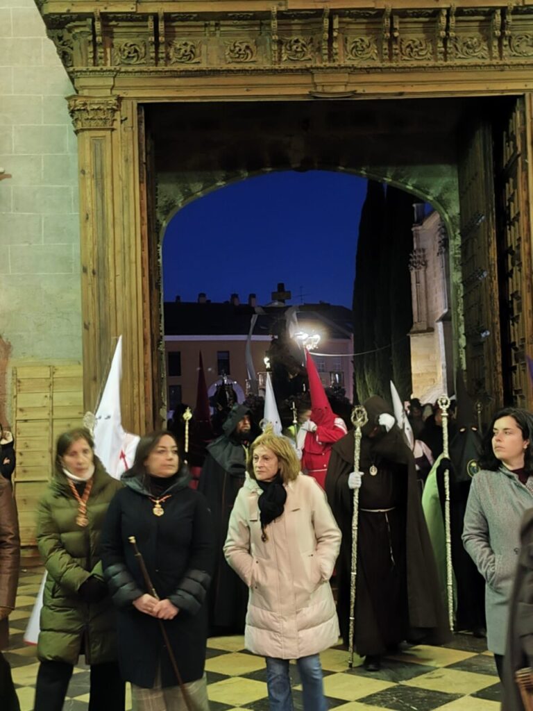 Participantes en la procesión del Sábado de Dolores en Palencia