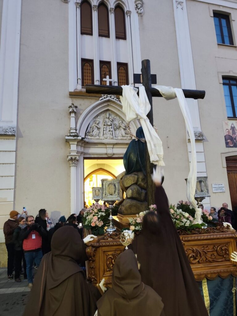 Cofrades de la Hermandad Franciscana durante la procesión del Sábado de Dolores en Palencia