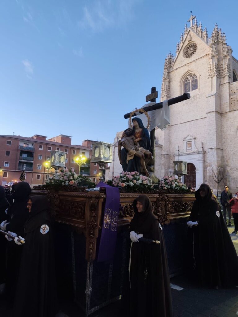 Procesión del Sábado de Dolores en Palencia con la Virgen de la Piedad