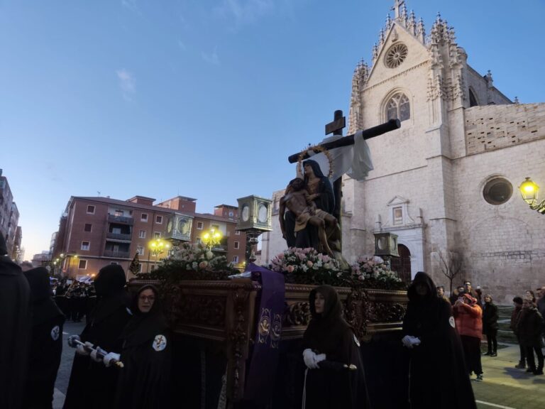 Procesión del Sábado de Dolores en Palencia con la Virgen de la Piedad