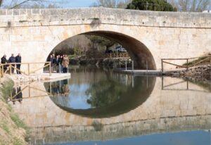 Puente de las Arcas con grupo de personas en el entorno