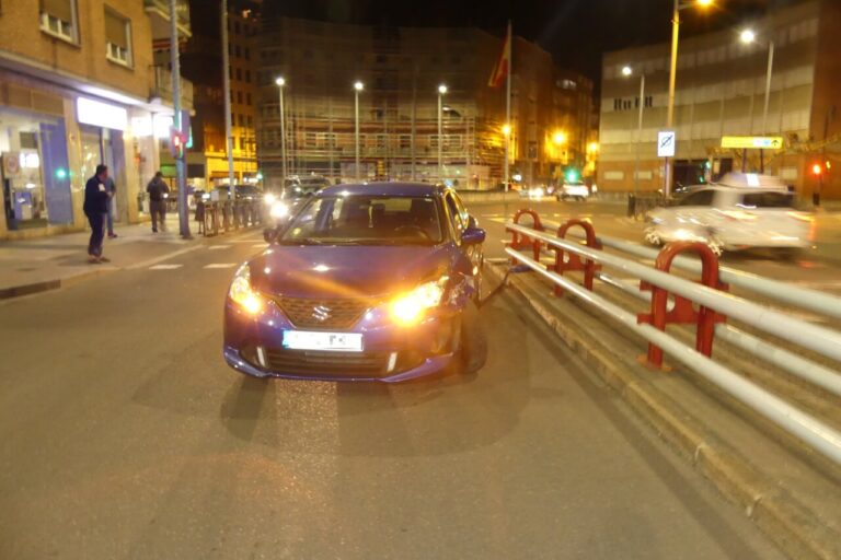 Vehículo accidentado en la avenida Modesto Lafuente de Palencia