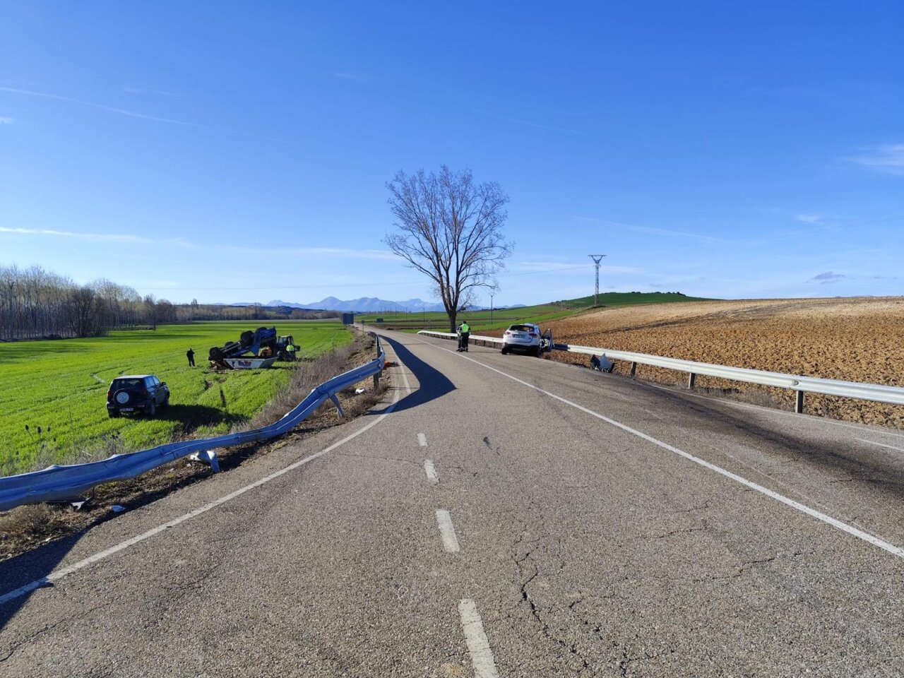Accidente de tráfico en La Vid de Ojeda con vehículos y personal de emergencia