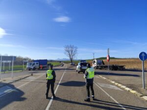 Accidente de tráfico en La Vid de Ojeda con vehículos de emergencia