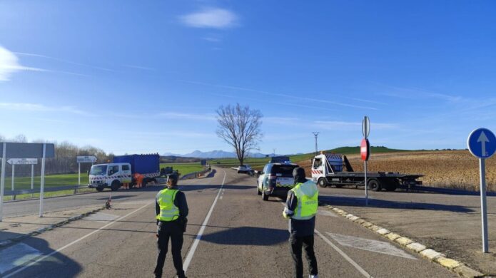 Accidente de tráfico en La Vid de Ojeda con vehículos de emergencia