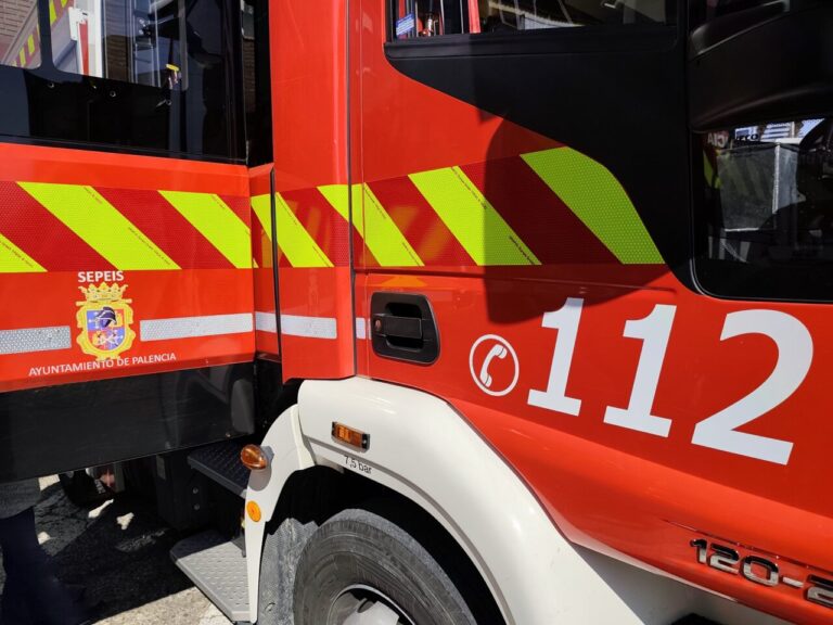 Camión de emergencias del Ayuntamiento de Palencia con el número 112 visible