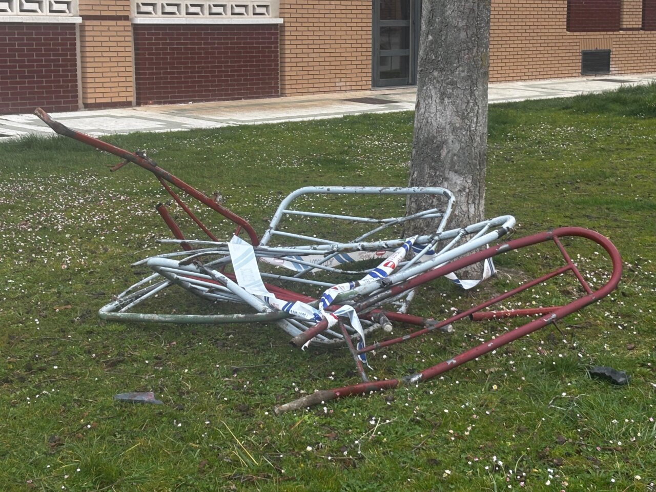 Valla de protección destrozada tras un accidente de tráfico en Palencia.