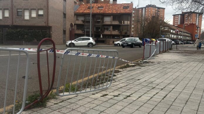Valla de protección dañada tras un accidente de tráfico en Palencia.