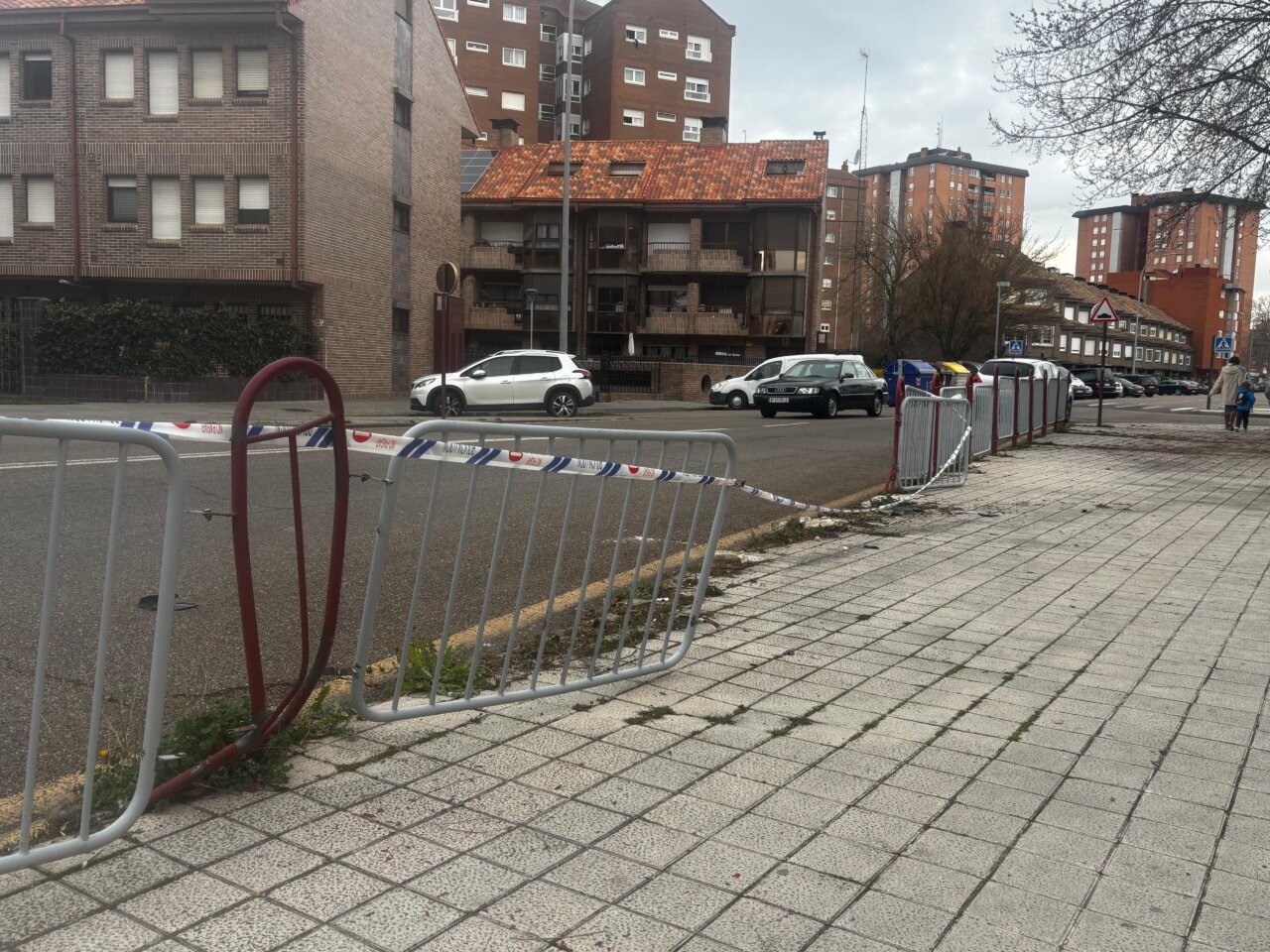 Valla de protección dañada tras un accidente de tráfico en Palencia.