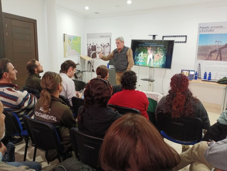 Presentación sobre la coexistencia entre lobos y ganaderos en un acto