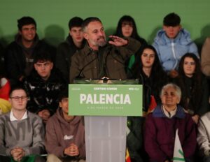 Santiago Abascal hablando en un acto electoral en Palencia